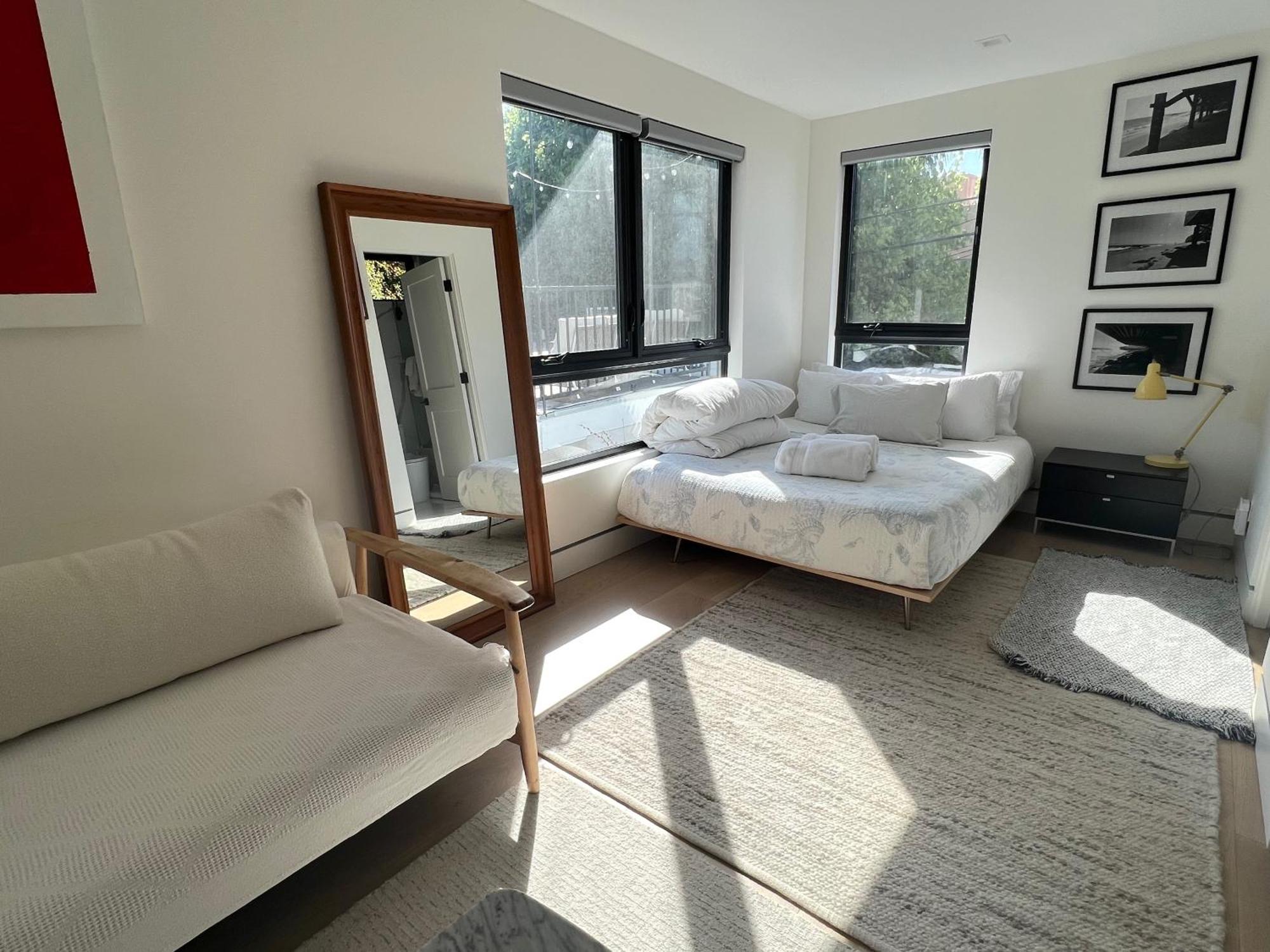 Guest house Contemporary Guest With Roof-top Deck Walk To