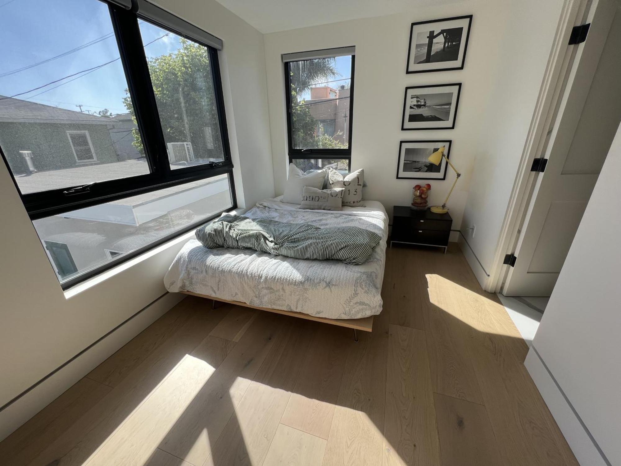 Guest house Contemporary Guest With Roof-top Deck Walk To 5*