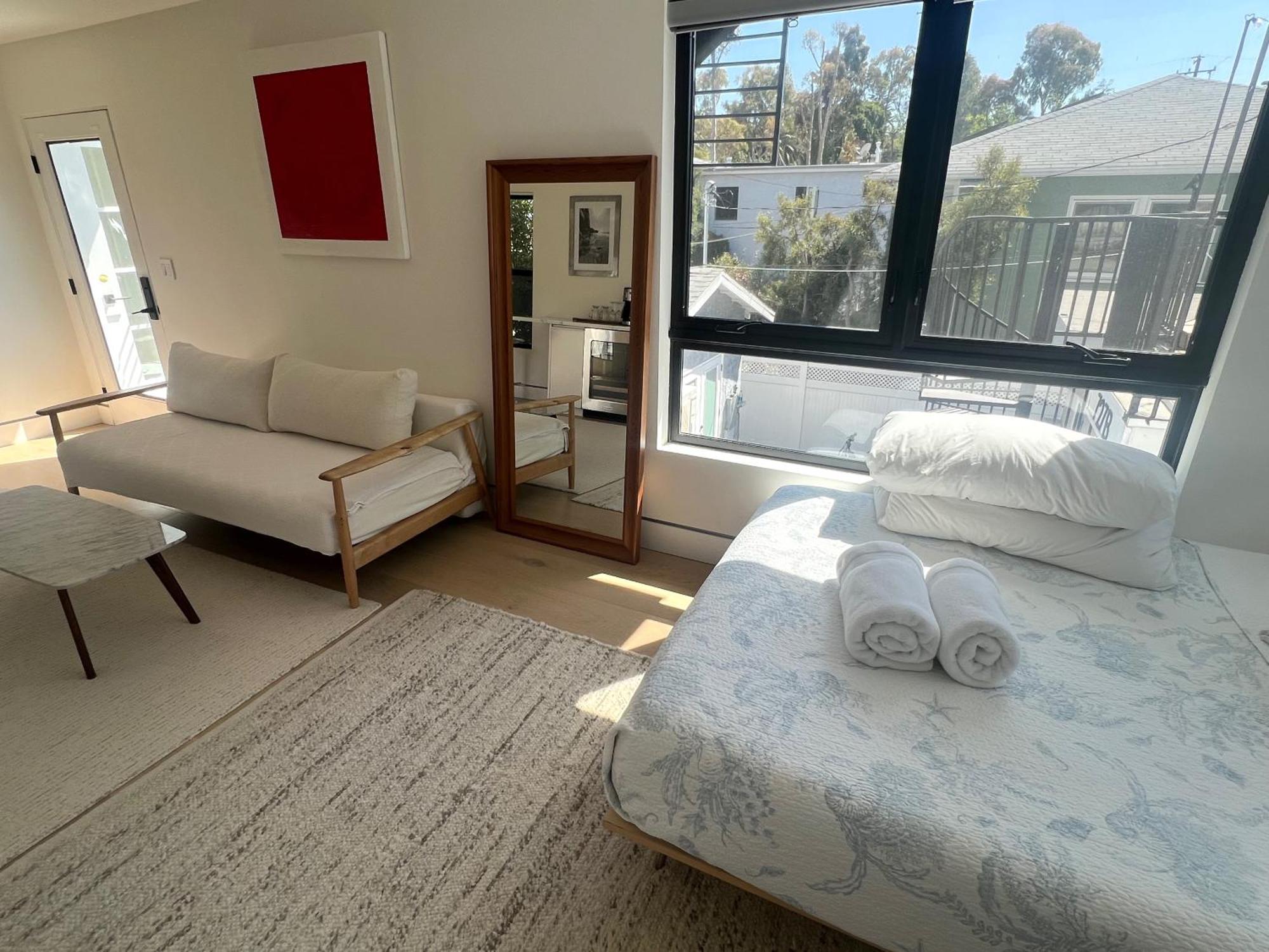 Contemporary Guest With Roof-top Deck Walk To