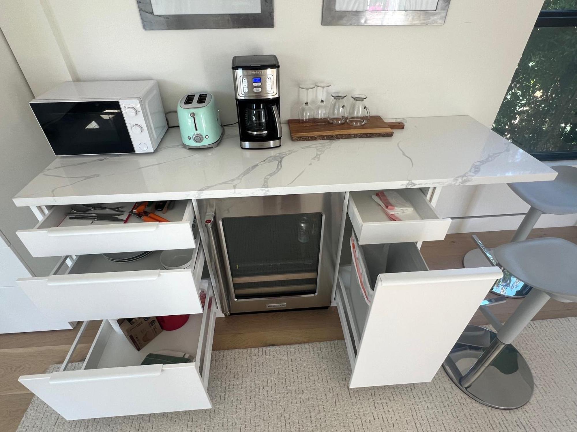 Contemporary Guest With Roof-top Deck Walk To Guest house